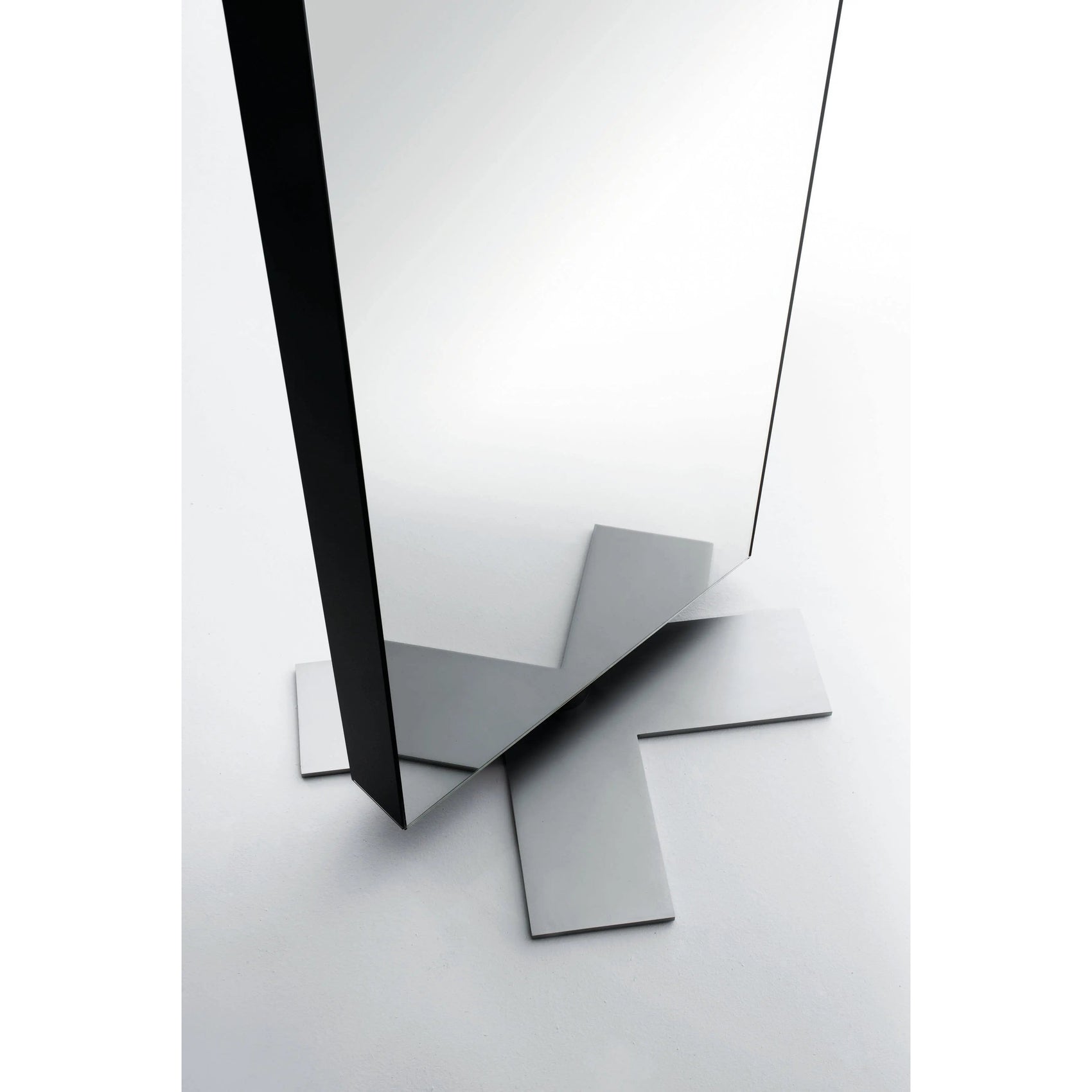 Giano a Stelo Mirror | Glas Italia | JANGEORGe Interior Design