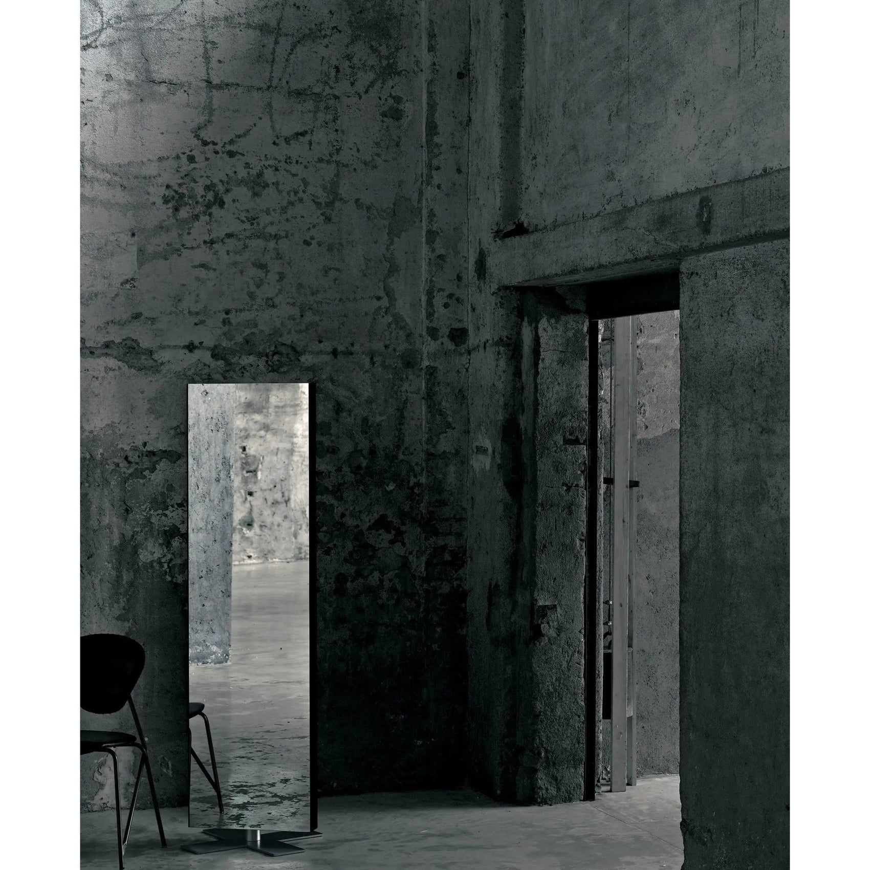 Giano a Stelo Mirror | Glas Italia | JANGEORGe Interior Design